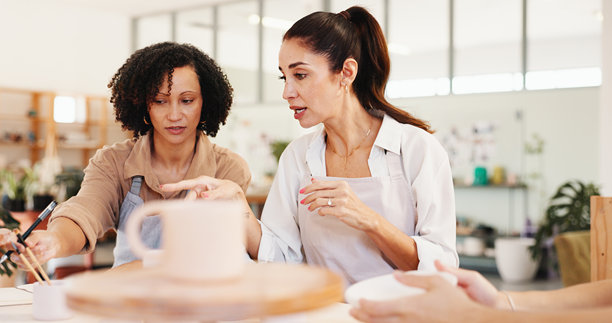 陶艺课堂，女性在工作坊中与粘土一起进行教学、学习和技能发展。创意工作室，人与陶瓷模具一起进行设计、雕塑和DIY爱好，参与艺术课程。图片下载