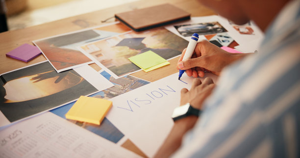在家中制作愿景板的双手，写下目标、规划过程和显化。海报、图片和便利贴用于梦想创意、进度跟踪或个人发展。图片下载