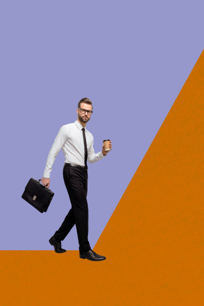 垂直的3D海报艺术照片拼贴，展示快乐的女商人和男商人站在几何图形中，象征职业发展和进步。图片下载