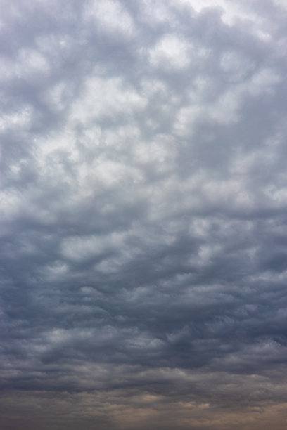 垂直背景以多云灰色天空的形式呈现，垂直照片图片下载
