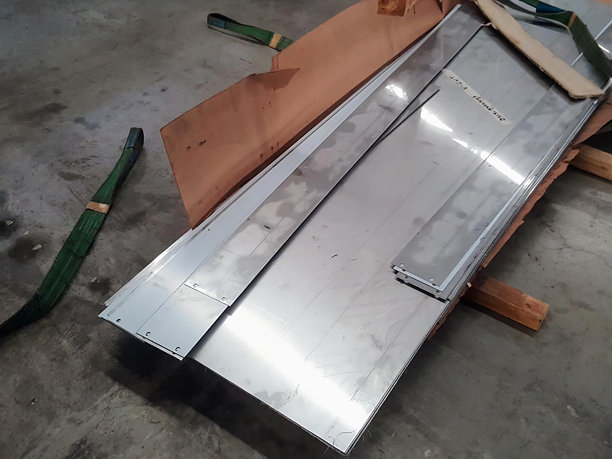 一张金属板放在木托盘上的照片。图片下载