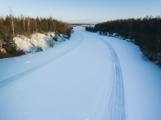 结冰湖面上的汽车路线，冬季无人机拍摄的照片。图片下载
