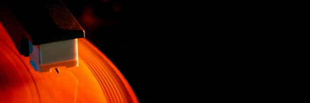 banner：唱片播放器的唱针在黑色背景的黑胶唱片上的详细照片，有负空间可插入文字图片下载