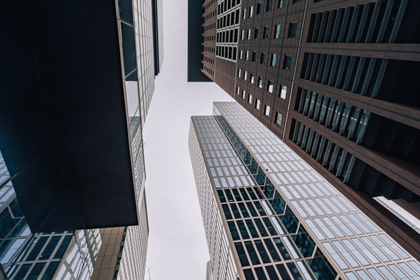 眺望德国美因河畔法兰克福的城市建筑，建筑摄影。摩天大楼林立的德国金融区。黑森风景，旅游照片与物业。图片下载