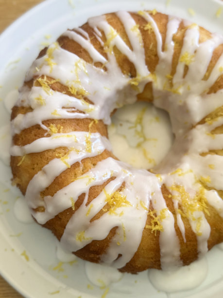 柠檬糖霜蛋糕，带有糖霜和柠檬皮，放在环形的邦德模具中 / 精美装饰的自制甜点，经典的柑橘风味图片下载