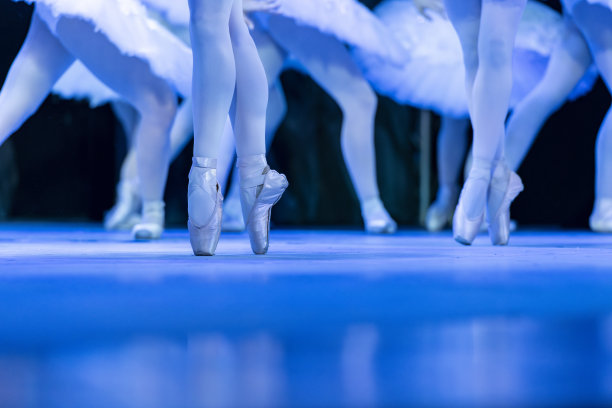 芭蕾舞者在《天鹅湖》芭蕾舞中跳舞的腿部特写 - 库存照片图片下载