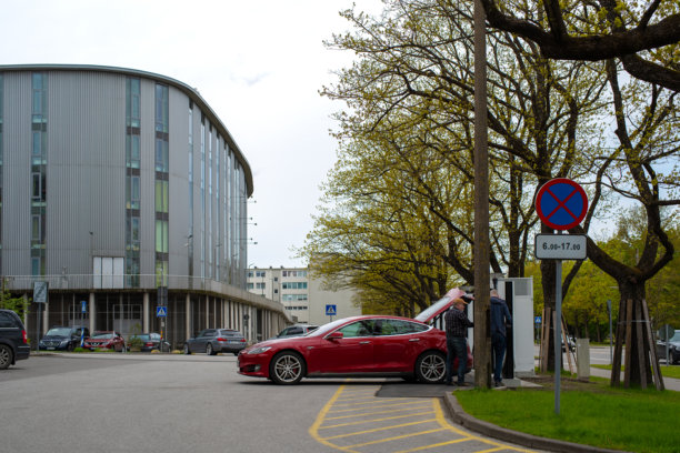 特斯拉汽车在特斯拉超级充电站充电图片下载