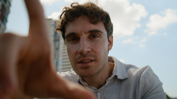 视角 POV 白人男性 使用网络摄像头的男性 触摸屏 用户 放大照片 手机上瘾 滚动智能手机 商务用户 手指 城市户外 显示 商务人士 放大图片下载