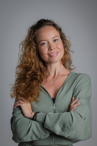 微笑的卷发金发女孩的竖版照片图片下载