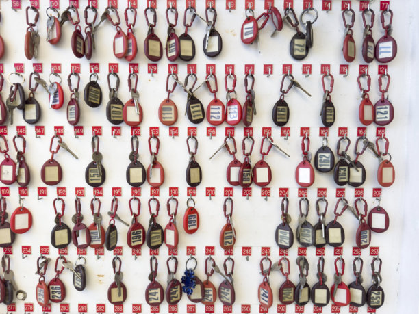 复古酒店接待区白色背景上的挂钥匙，带有数字标签图片下载