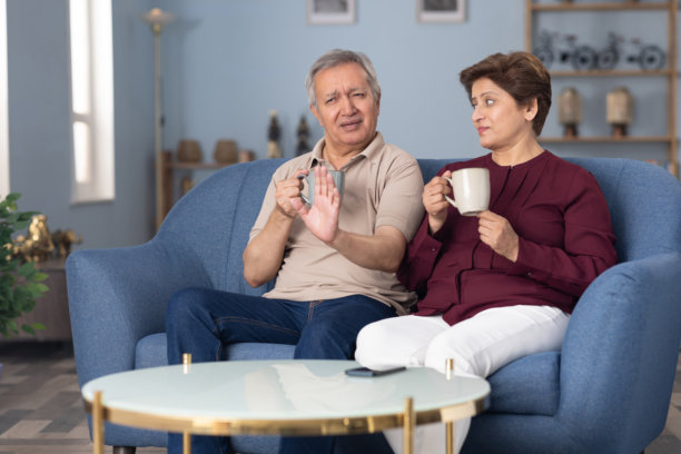 老年夫妇在家中一起喝咖啡的照片图片下载