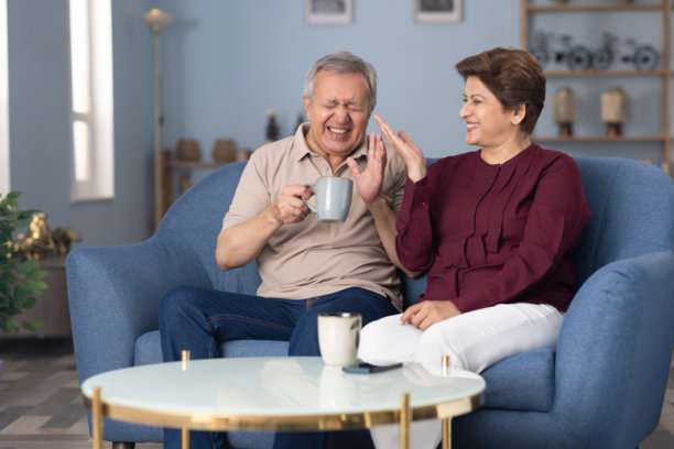 老年夫妇在家中一起喝咖啡的照片图片下载