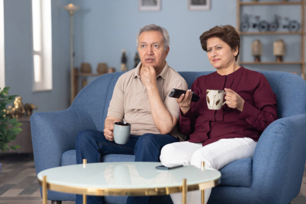 老年夫妇在家中一起喝咖啡的照片图片下载