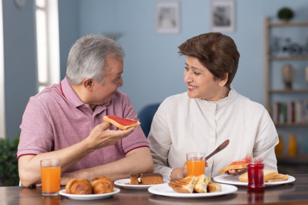 老年夫妇在家享用早餐的照片图片下载