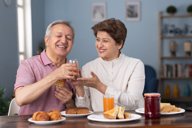 老年夫妇在家享用早餐的照片图片下载
