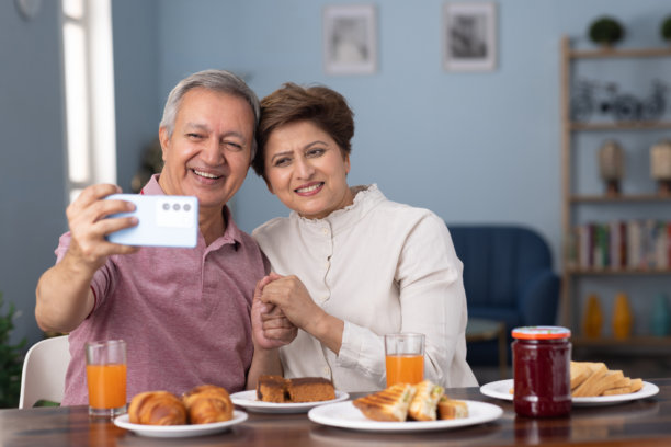 老年夫妇在家享用早餐的照片图片下载