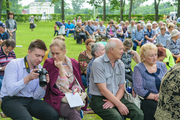 男孩与女孩对着尼康相机观看图片。图片下载