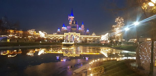 魔法城游乐园和主题公园，特色是魔法城堡图片下载