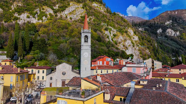 从空中俯瞰科莫湖东岸五彩斑斓的瓦伦纳村，教堂塔楼、山地风光和滨水长廊，传统建筑与意大利北部伦巴第的旅行概念。图片下载