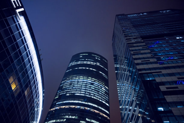 从摩天大楼底部的视角。天空、透视、玻璃建筑。照片中有空白区域。图片下载