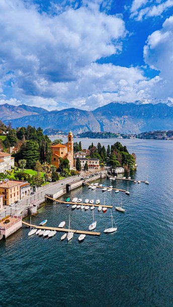 特雷梅佐的圣洛伦佐教堂鸟瞰图，周围村庄和科莫湖滨水区，背景为山地风景，宗教建筑与伦巴第地区的风景旅行概念，意大利北部。图片下载