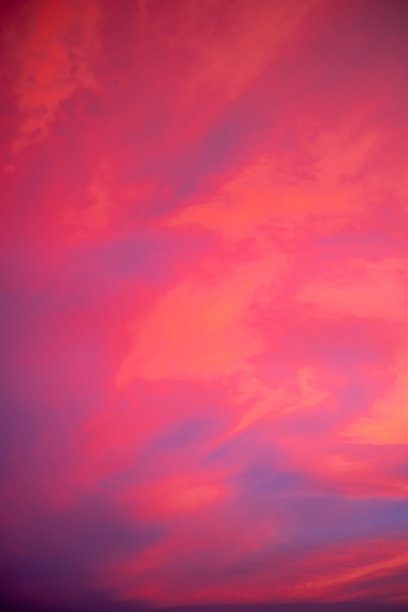 美丽奢华的柔和渐变橙金色云彩和阳光映衬在蓝天上，完美适合作为背景，拍摄于傍晚黄昏，超大尺寸，高分辨率风景照片，竖版。图片下载