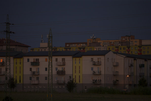 模糊的夜景照片，展示了一排公寓楼图片下载