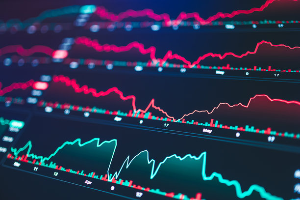 多个股票图表的特写，显示多样的技术指标，交易屏幕上动态图形叠加用于金融数据监控图片下载