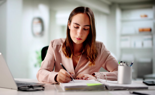 照片：年轻女性在大学宿舍掌握财务知识图片下载