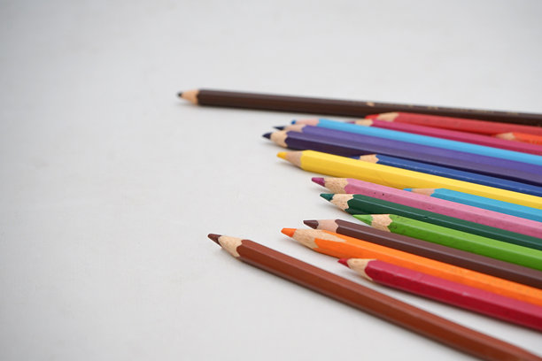 工作室拍摄的平面照片的孩子彩色铅笔在白色背景横幅，复制空间。回到学校的概念。图片下载
