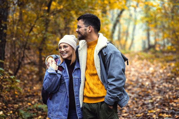 一对情侣在森林里散步的照片。图片下载