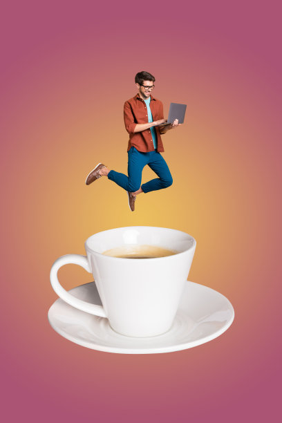 创意垂直照片拼贴，快乐的女孩和男孩手持咖啡杯，享用草本茶饮，享受清晨的幸福时光，卡布奇诺。图片下载