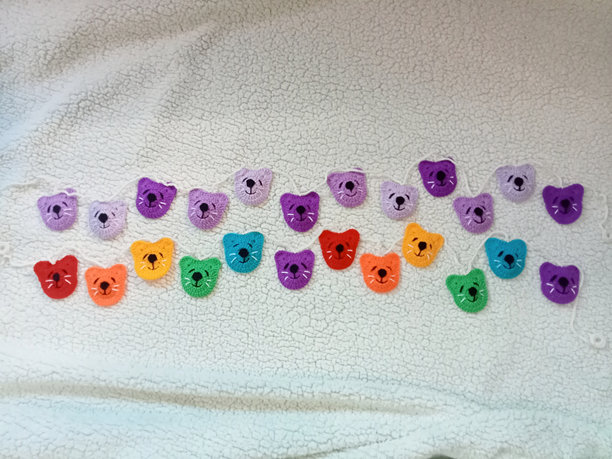 钩针动物脸，钩针猫，多色手工插图。家装图片或小孩子的卧室图片下载