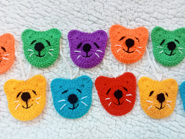 钩针动物脸，钩针猫，多色手工插图。家装图片或小孩子的卧室图片下载