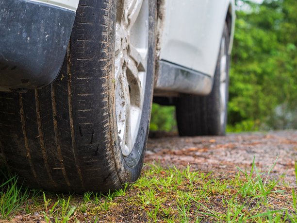 森林里的越野车。汽车在大自然中靠近湖泊的森林里。图片下载
