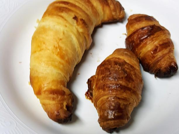 一张盘子上有三个羊角面包的照片。图片下载