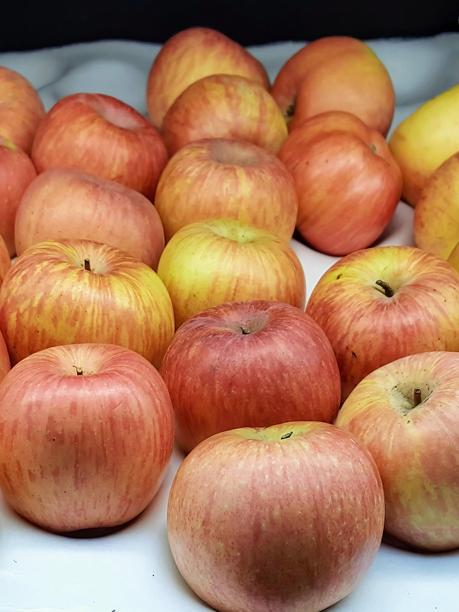 一张白色桌子上放着一堆苹果的照片。图片下载