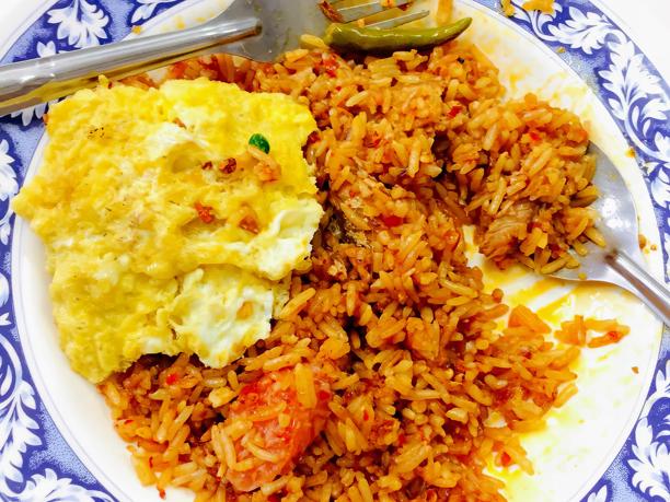 一盘食物的照片，里面有米饭、鸡蛋和泡菜。图片下载