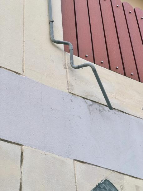 一张红白相间的建筑物的照片，上面有一个标志。图片下载