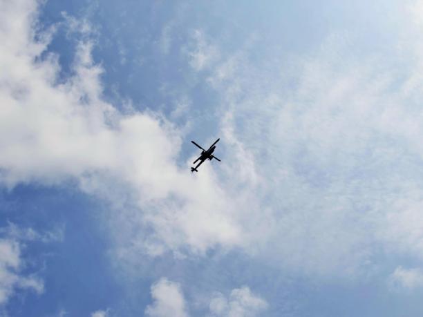 一架飞机在天空中飞行的照片，背后有一片云。图片下载