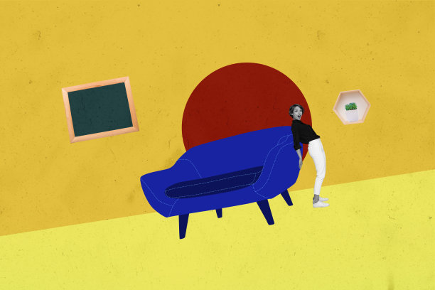 惊讶的女孩设计师站在沙发旁，室内装修花盆的拼贴照片，背景为涂漆墙面。图片下载