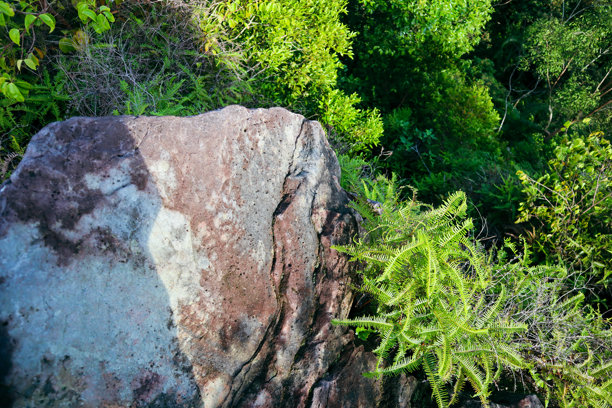 高崖和山丘上的岩石照片图片下载