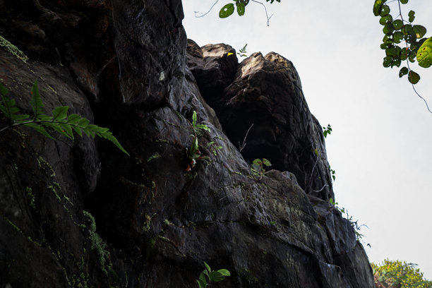 高崖和山丘上的岩石照片图片下载