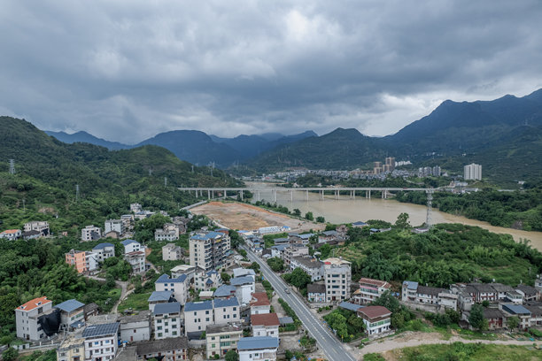 阴雨天后小镇建筑景观的航拍照片图片下载