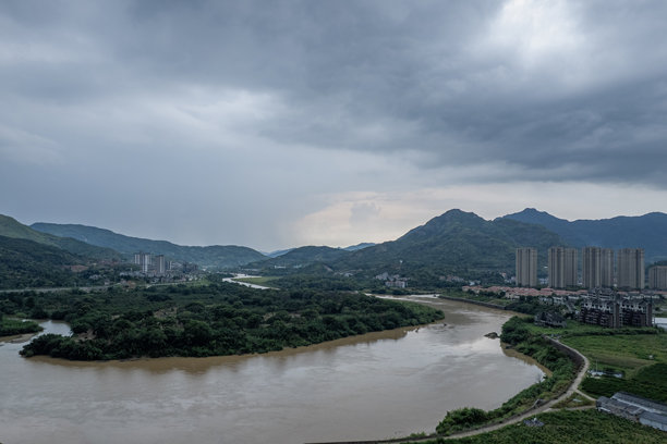 阴雨天后小镇建筑景观的航拍照片图片下载