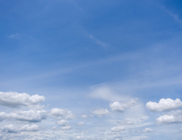 清澈的蓝天背景，带有云彩，蓝天背景上有细小的云朵。蓝天中的白色蓬松云朵。引人入胜的库存照片，展现了天空和云彩的迷人之美。图片下载