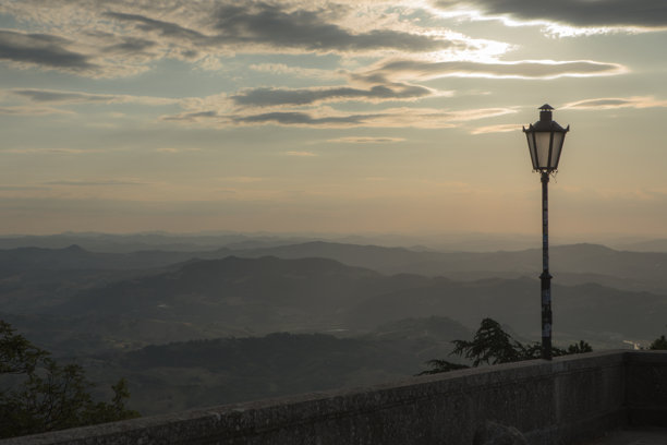圣马力诺的风景 – 历史建筑与山地景观。它是世界上最小的国家之一，位于意大利的中心。图片下载