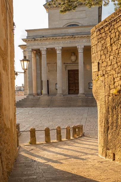 圣马力诺的风景 – 历史建筑与山地景观。它是世界上最小的国家之一，位于意大利的心脏地带。图片下载