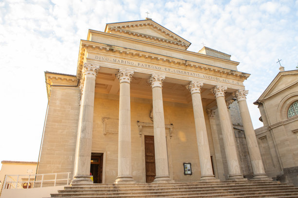 圣马力诺的风景 – 历史建筑与山地风光。它是世界上最小的国家之一，位于意大利的心脏地带。图片下载