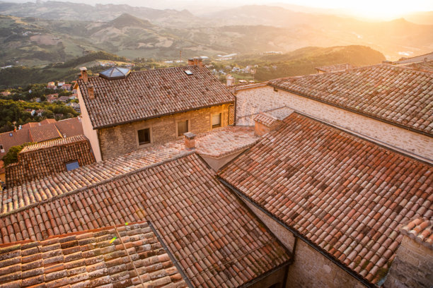 圣马力诺的风景 – 历史建筑与山地景观。它是世界上最小的国家之一，位于意大利的心脏地带。图片下载